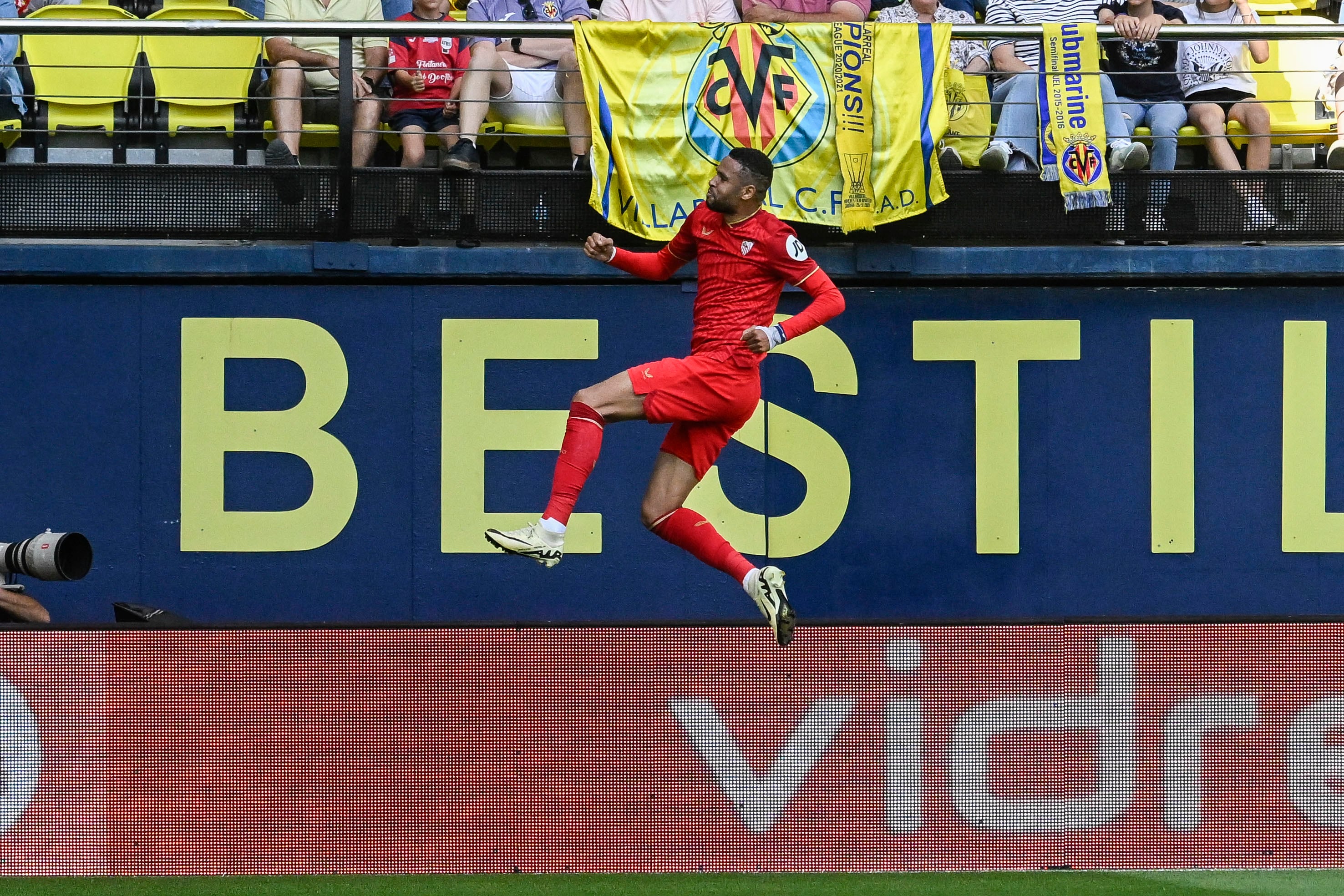 VILLARREAL (CASTELLÓN), 11/05/2024.- El delantero marroquí del Sevilla Youssef en Nesyri celebra el segundo gol de su equipo durante el partido de LaLiga entre Villarreal y Sevilla, este sábado en el estadio de la Cerámica. EFE/ Andreu Esteban
