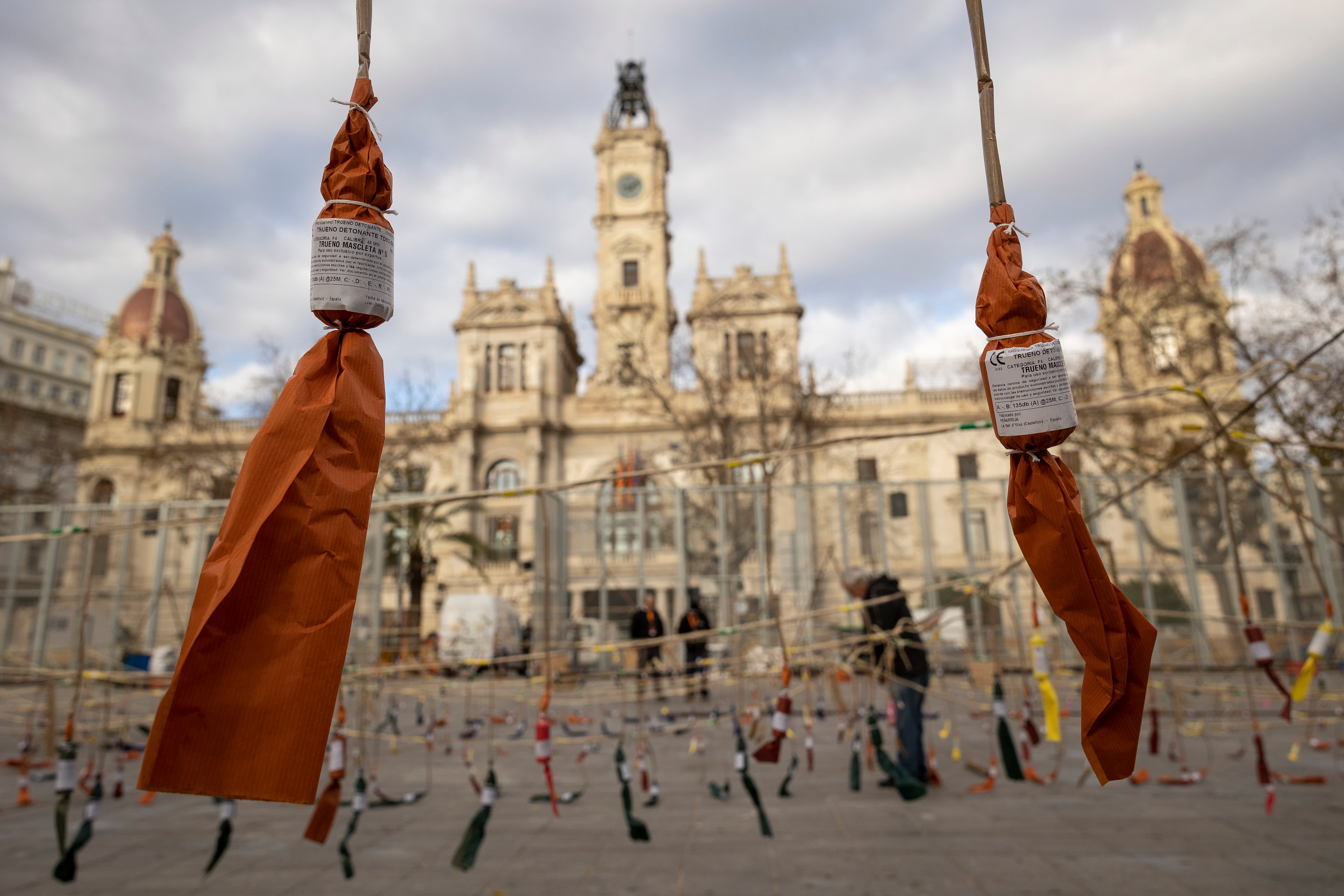 La plaza del Ayuntamiento de València acoge la primera mascletà de las Fallas 2023, que hasta el domingo 19 se prevén multitudinarias tras decaer todas las medidas anticovid y concluir sus cinco días grandes en fin de semana, a lo que se une la probable llegada masiva de visitantes madrileños al ser festivo en su comunidad el lunes 20.