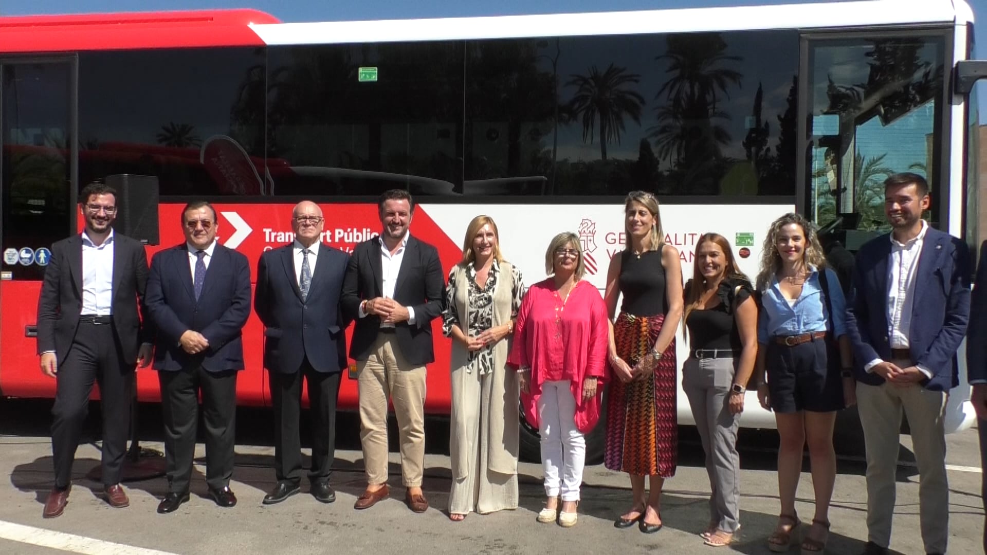 Presentación de la nueva línea comarcal de autobuses sostenibles Elx Rodalia en la Estación de Autobuses de Elche.