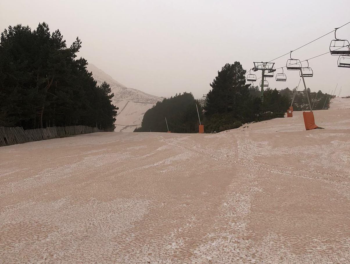 El polvo del Sáhara cubre las pistas de la estación de La Pinilla