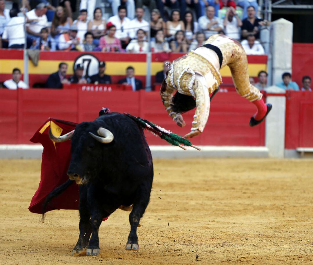 Espectacular voltereta de José Garrido durante la lidia de su segundo toro en la primera de abono en la Feria Taurina del Corpus de Granada