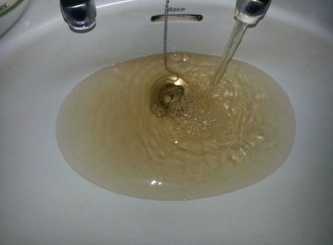 Agua en un lavabo de una vivienda en el Puerto de la Cruz