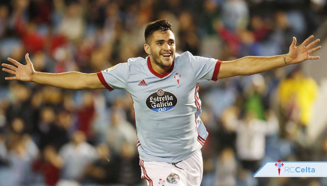 Máxi Gómez celebra un gol con el Celta