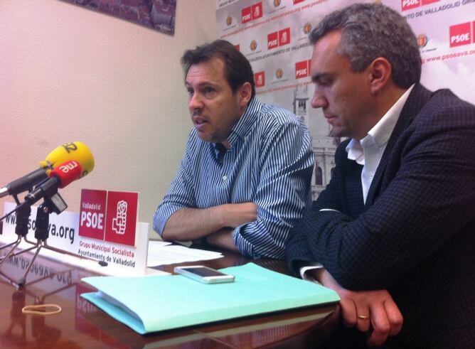 Los responsables del PSOE, Oscar Puente y Javier Izquierdo, en la rueda de prensa sobre los contratos