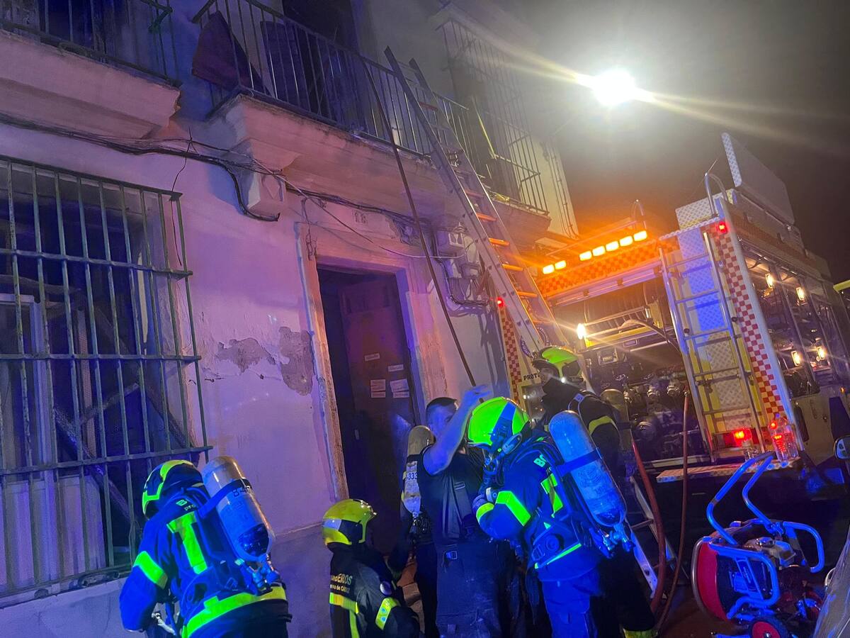 Rescatados dos perros de una vivienda incendiada