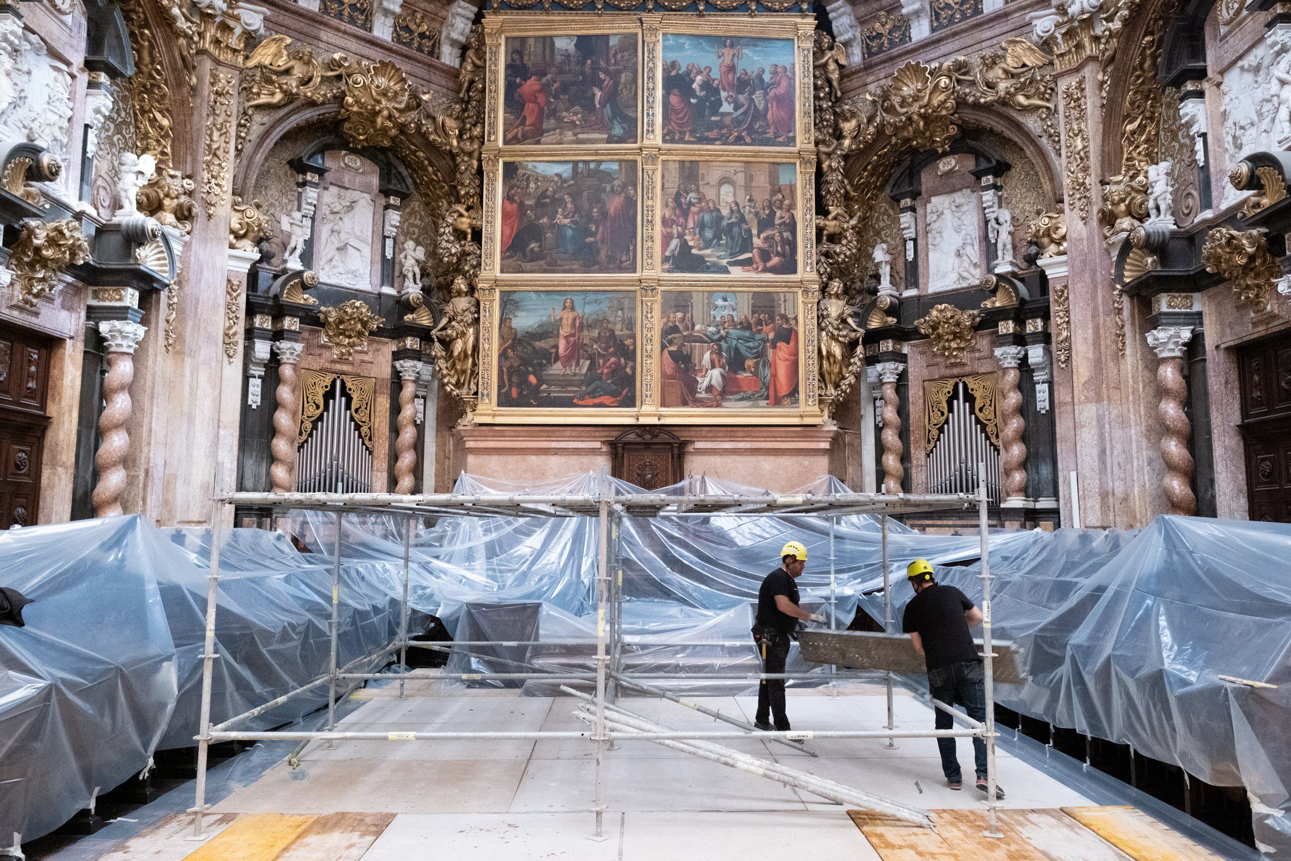 La Catedral de València desmonta los andamios interiores de la bóveda tras estudiar las afecciones de los ángeles músicos, a la espera de elaborar un proyecto de restauración / Arzobispado de València