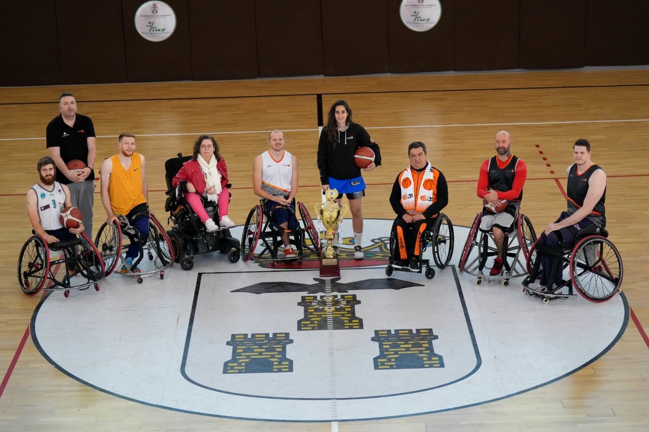 El BSR Amiab Albacete posa con la Copa de Europa en el Pabellón de Lepanto en una imagen de archivo