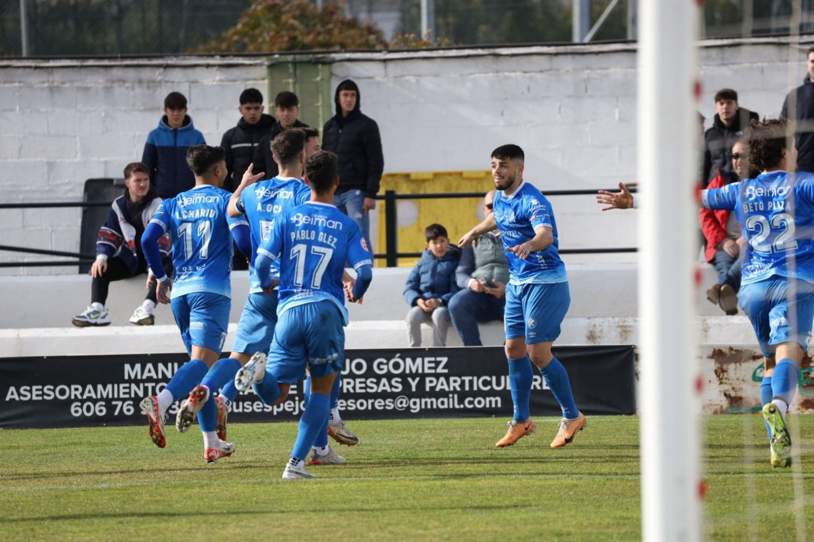 Jugadores del Xerez DFC celebrando uno de los goles en Pozoblanco