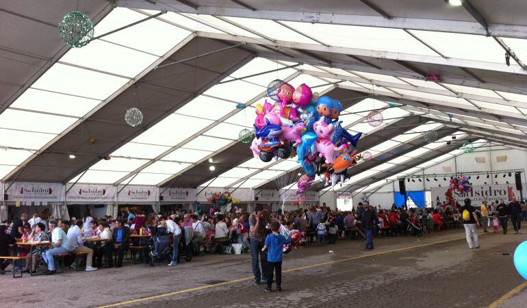 Casetas y actuciones musicales conviven en una de las carpas del recinto ferial del Parque de Andalucía de Alcobendas, donde se vive San Isidro de la mañana a la madrugada