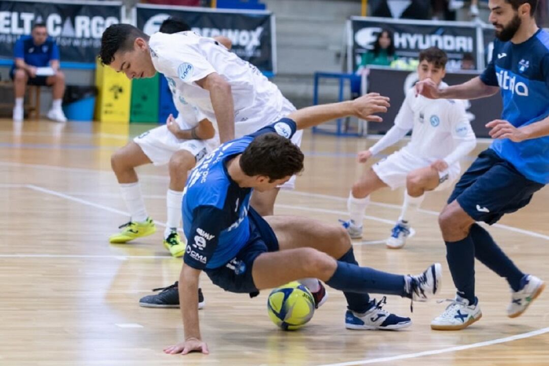 Adri Pirata, que acabaría expulsado, en el duelo ante el Alzira