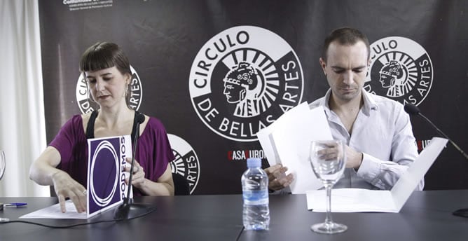 Lucía Ayala (i) y Luis Alegré (d) coordinadores del equipó técnico de Podemos, durante el inicio hoy de la Asamblea Ciudadana Sí Se Puede, que se prolongará durante dos meses y que se ha iniciado hoy en el Círculo de Bellas Artes de Madrid.