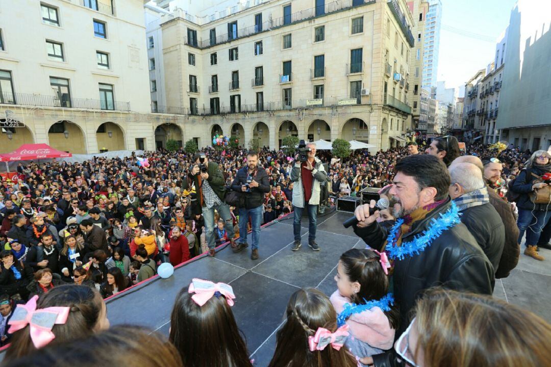 Instantes antes de las campanadas de mediodía que indican el inicio del cotillón infantil en la plaza del Ayuntamiento