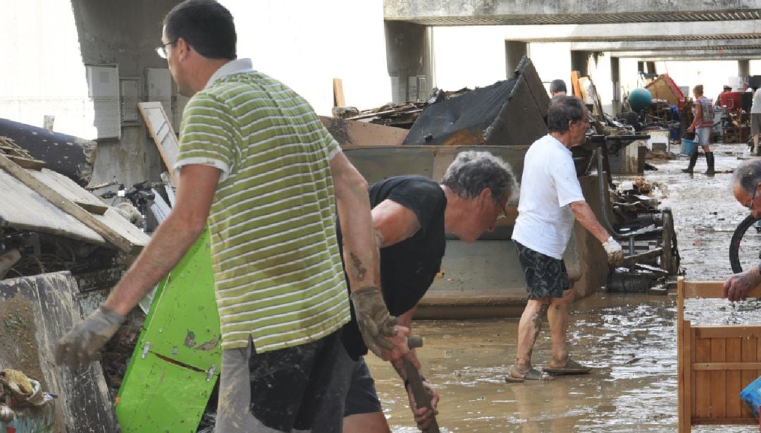 Personas afectadas y voluntarias colaboran en la limpieza de Tafalla