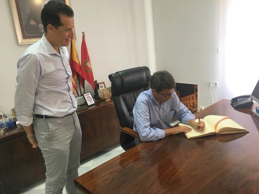 Mazón firmando en el libro de honor del ayuntamiento