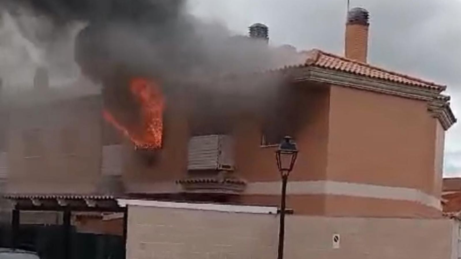 Imagen del incendio en una vivienda de Chueca, en Toledo, en la tarde de este lunes