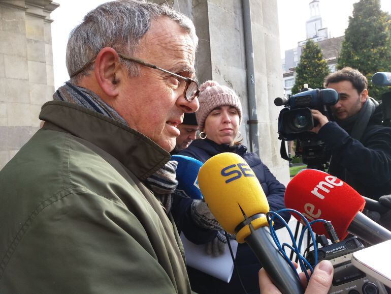 El presidente de AVALL, Goñi Tirapu, esta mañana, durante la rueda de prensa. Plaza de España (Oviedo)