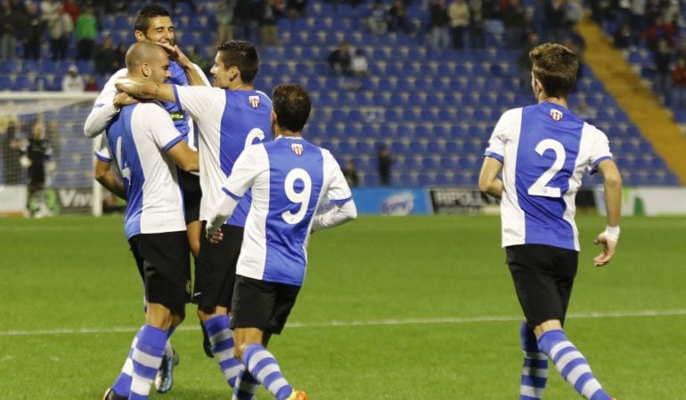 Los jugadores del Hércules celebran un gol