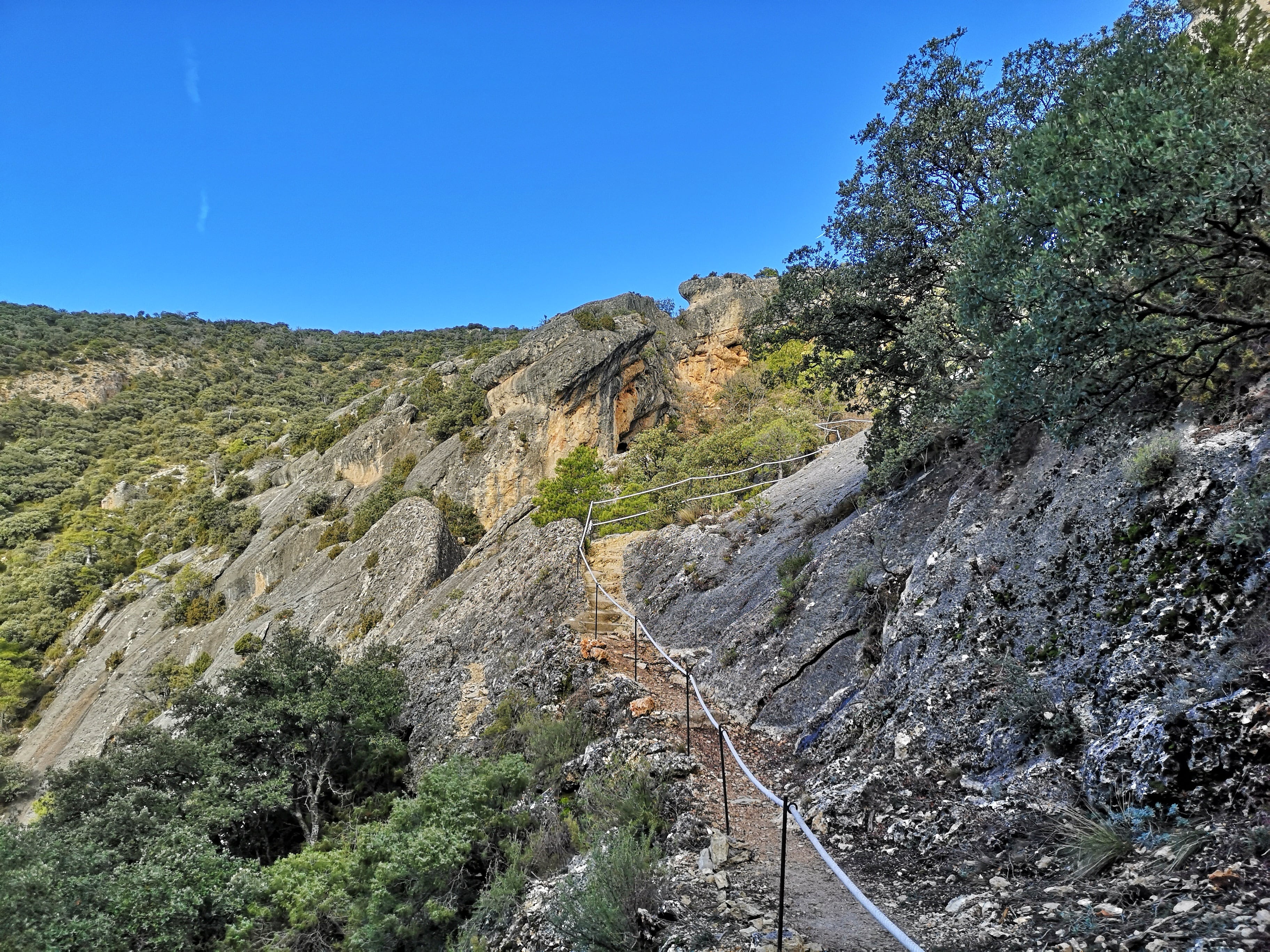 Camino de subida a la ermira de San Miguel.