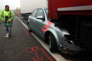 El turisme que s'ha vist implicat en el primer dels dos accidents a l'AP-2 a Castelldans encastat sota la carrosseria d'un camió