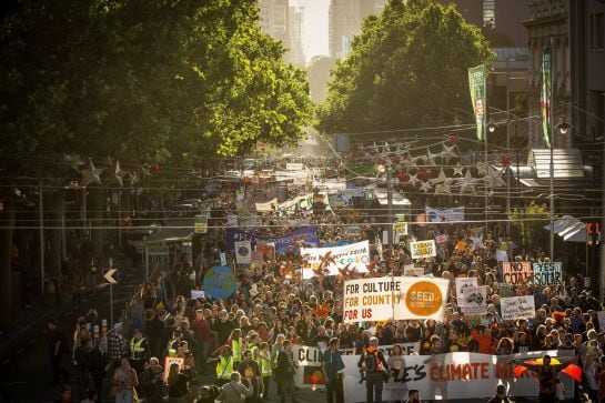 Miles de personas se manifiestan en Melbourne en la marcha mundial contra el cambio climático.