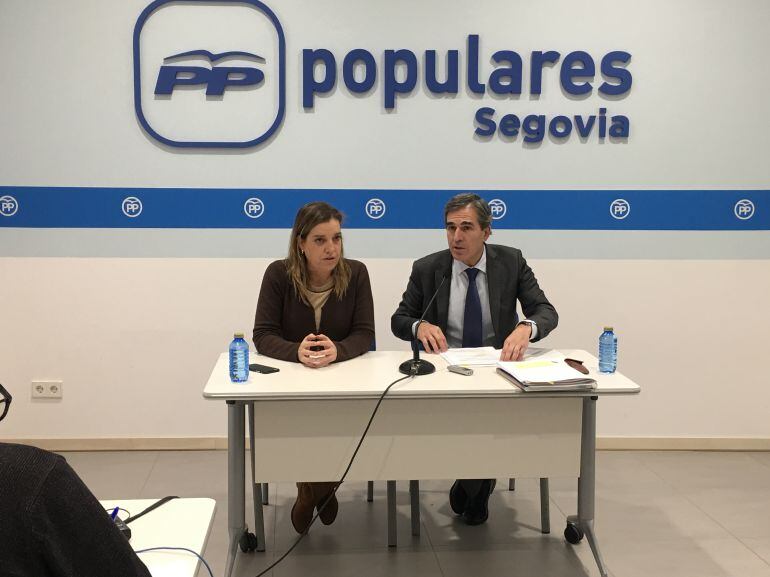 El portavoz del pp en las cortes regionales Juan José Sanz Vitorio junto a la prouradora Mª Angeles García durante la conferencia de prensa.