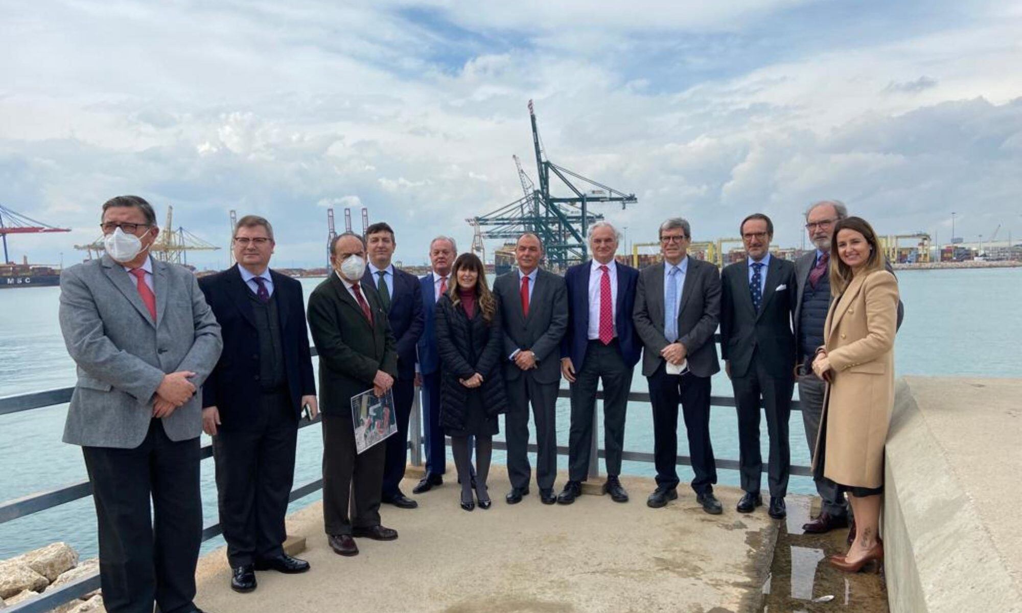 Una delegación de la patronal madrileña ha visitado este jueves las instalaciones del puerto de València