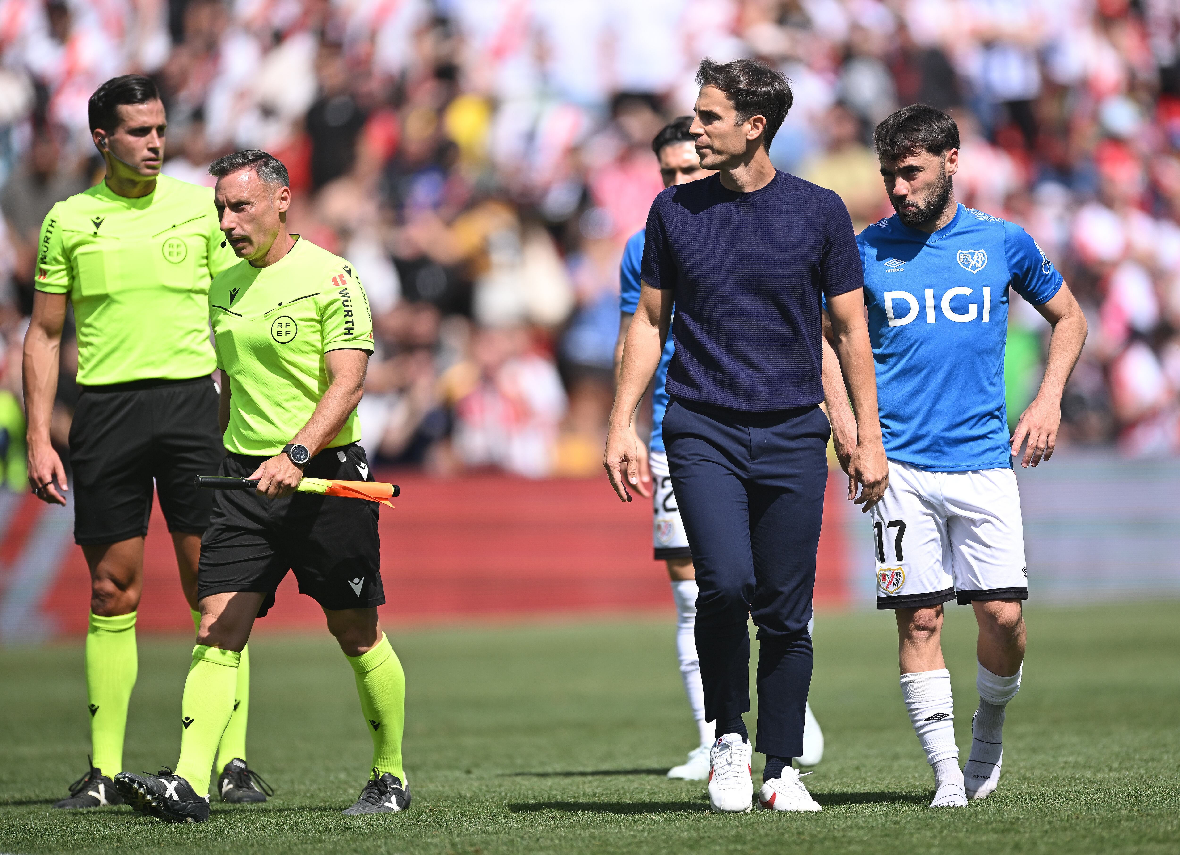 Íñigo Pérez, tras saludar al colegiado del Rayo Vallecano-Real Sociedad