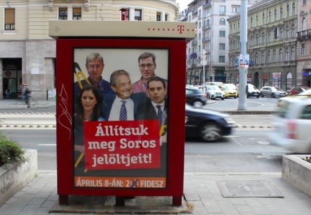 Cartel del partido FIDESZ en Budapest con el filántropo judío George Soros rodeado por otros candidatos