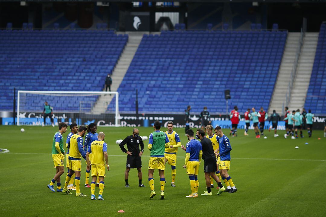 Los jugadores del Alcorcón calientan antes del partido contra el Espanyol. 