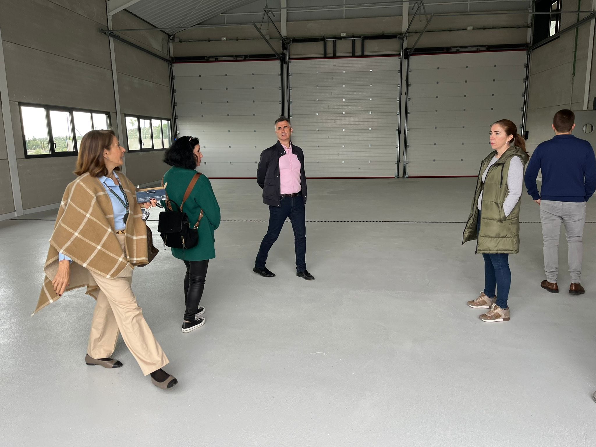 Momento de la visita de diputado de estructuras, José Luis Agea, a las instalaciones al Parque de Bomberos de Bedmar