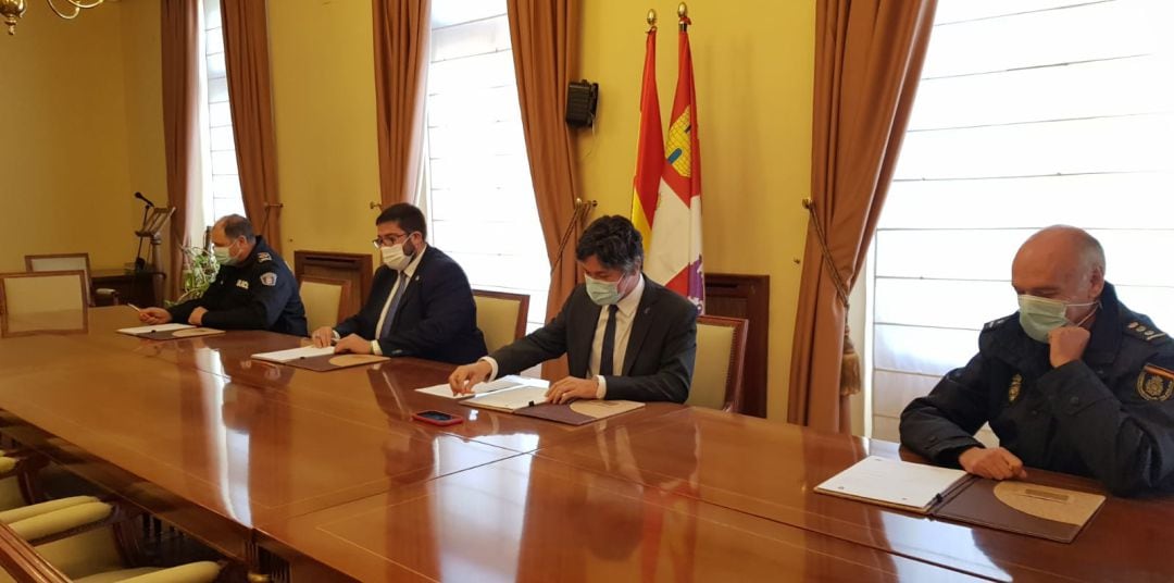 El subdelegado, Arturo Barral, y el alcalde, Jesús Manuel Sánchez, han firmado el protocolo de colaboración para proteger a las víctimas de violencia de género