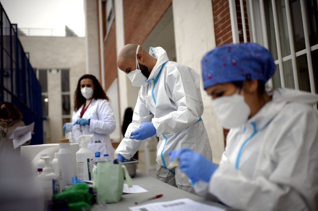 Sanitarios realizando tests de RT-PCR en saliva a alumnos del Colegio Internacional Alameda de Osuna, en Madrid (España), el pasado lunes, 14 de diciembre de 2020.