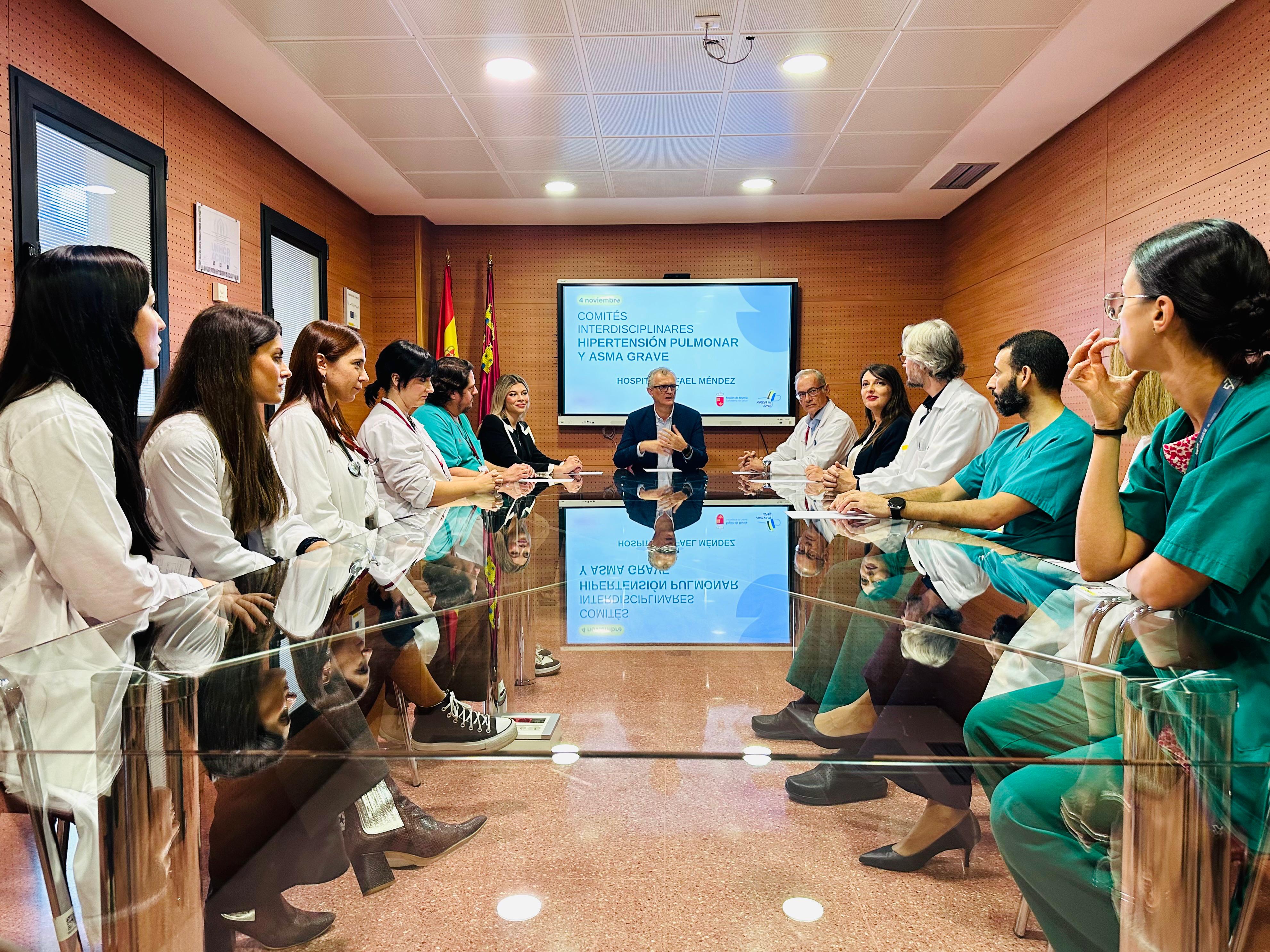 El consejero de Salud, Juan José Pedreño, se reunió hoy con profesionales del hospital Rafael Méndez de Lorca