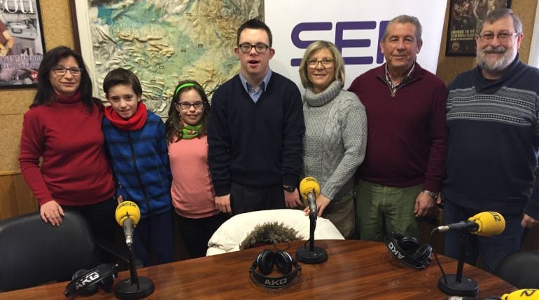 Pilar Plaza y sus hijos Miguel Ángel y Noelia. Gustavo y sus padres, Pilar y Jacinto, y Carlos Cuesta, presidente de Adocu, en el estudio de SER Cuenca.