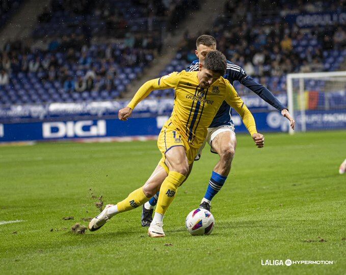 Jugada entre el Alcorcón y el Real Oviedo