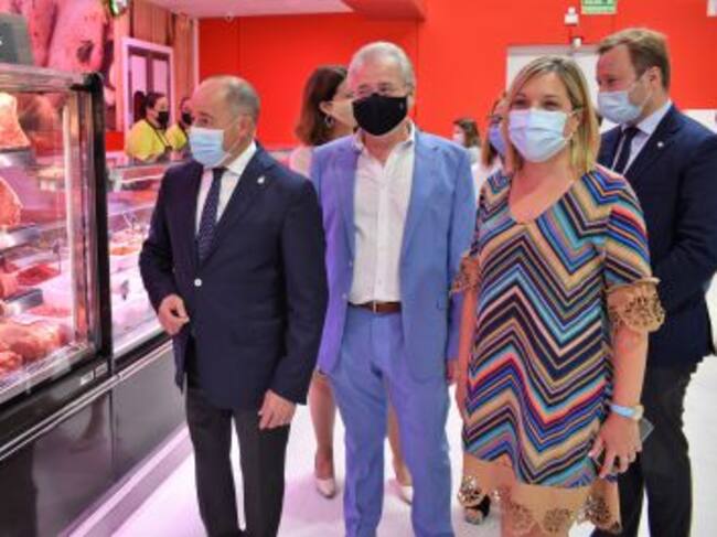 El alcalde, el presidente del grupo Family Cash y la concejal de Empleo