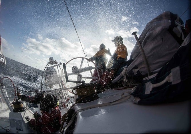 La tripulación capitaneada por Iker Martínez de Lizarduy, en plena regata preparatoria.