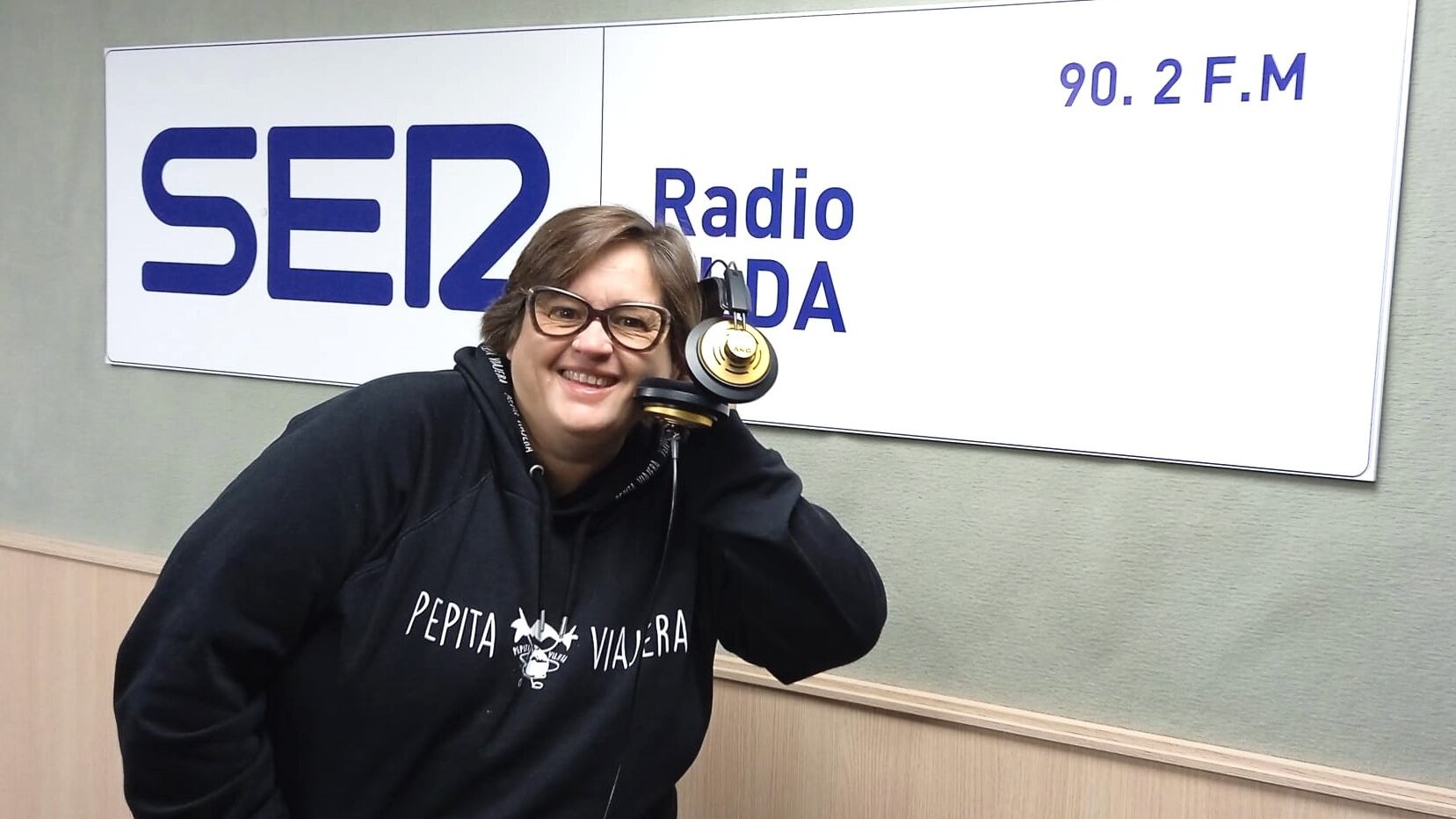 Teresa Ruiz, en el estudio de Radio Elda SER