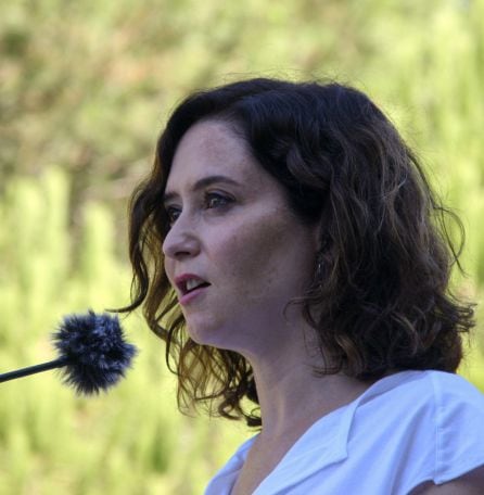 La presidenta de la Comunidad de Madrid, Isabel Díaz Ayuso, interviene en una rueda de prensa durante su visita al Parque de Bomberos de San Martín de Valdeiglesias, a 5 de agosto de 2021, en San Martín de Valdeiglesias, Madrid, (España).