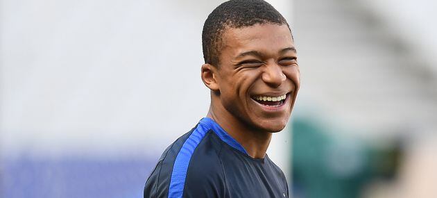 Mbappé sonríe durante un entrenamiento con Francia