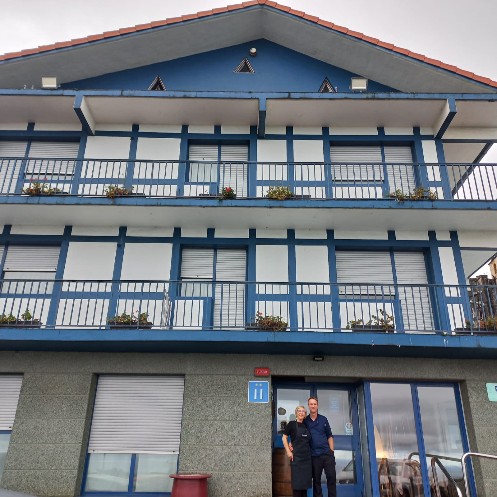 Los responsables del &#039;Hotel Restaurante Kanala&#039; posan en la puerta del establecimiento