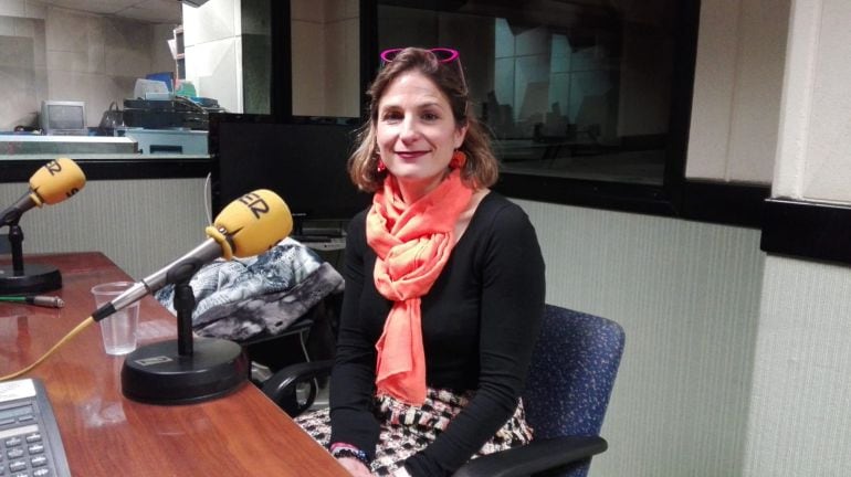 La médico forense Esther García en los estudios de Radio Zamora