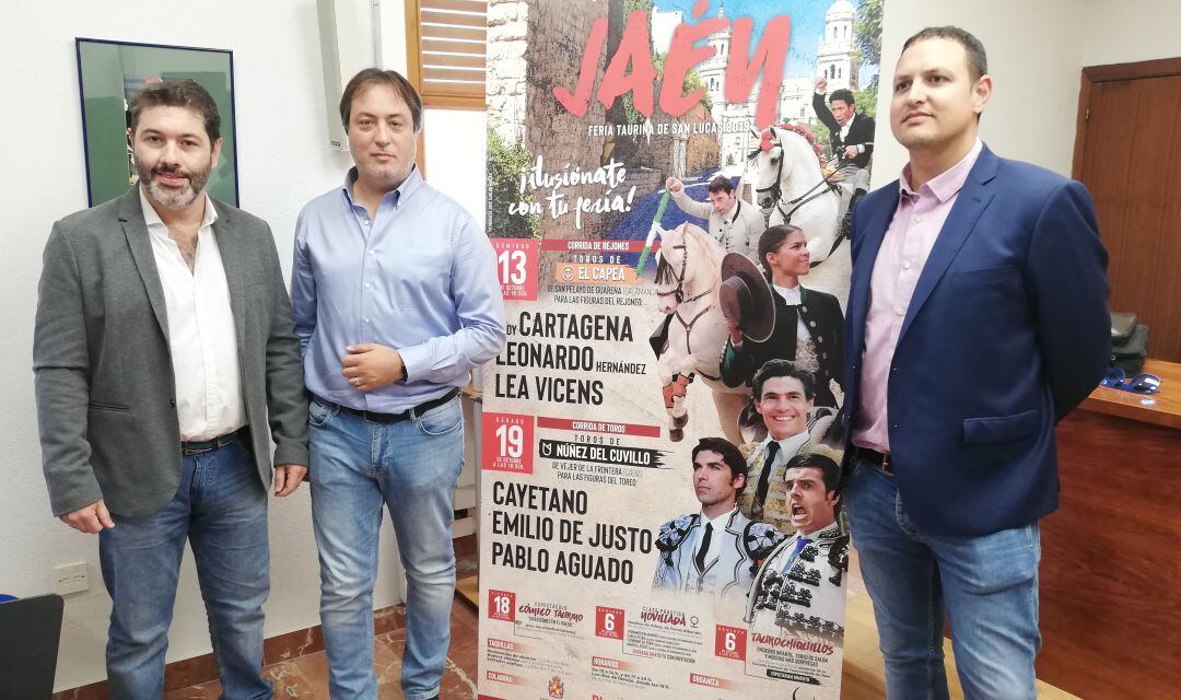 De izquierda a derecha Juan Espinosa, gerente de la plaza de toros de Jaén, José Manuel Higueras, concejal de Cultura y Alberto García, de Tauroemoción.