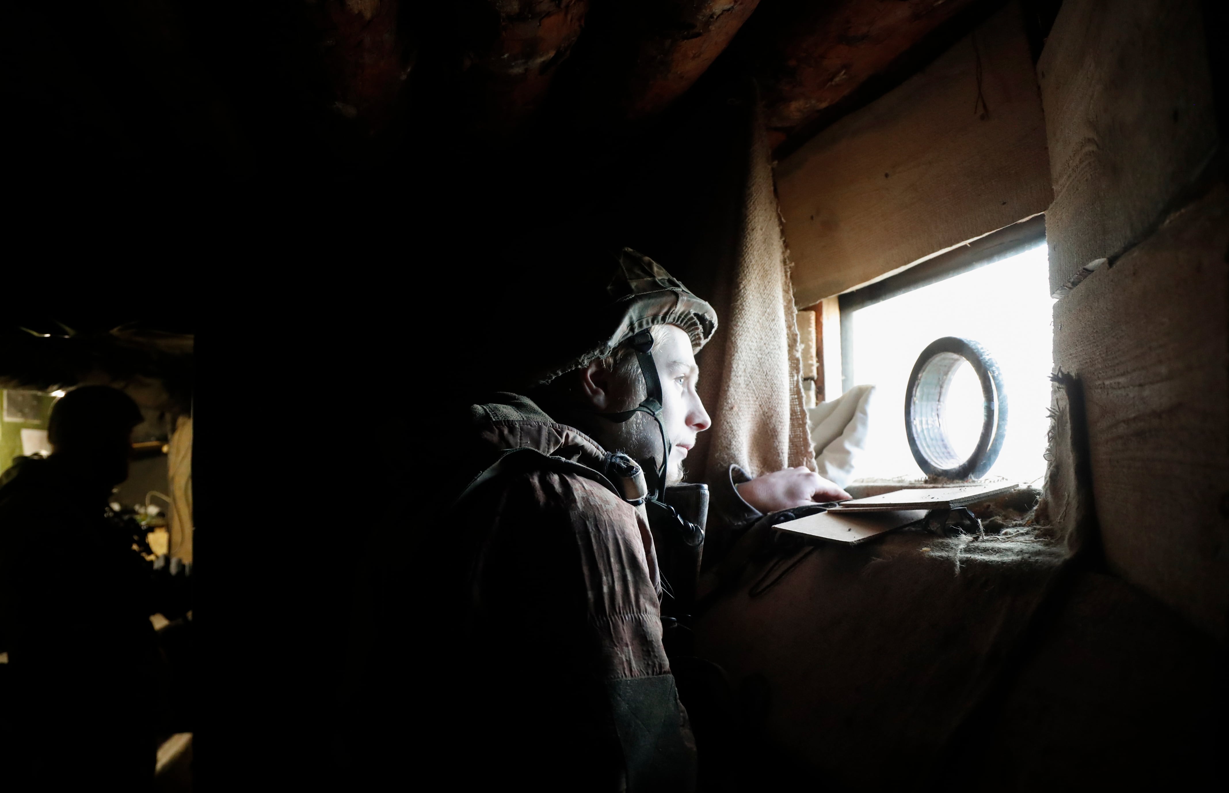 Luhansk (Ukraine), 23/02/2022.- Ukrainian servicemen check the situation on the position near the Katerynivka village not far from pro-Russian militants controlled city of Luhansk, Ukraine, 23 February 2022. Russia on 21 February 2022 recognized the eastern Ukrainian self-proclaimed breakaway regions as independent states and ordered the deployment of peacekeeping troops to the Donbas, triggering an expected series of economic sanctions announcements by Western countries. The self-proclaimed Donetsk People&#039;s Republic (DNR) and Luhansk People&#039;s Republic (LNR) declared independence in 2014 amid an armed conflict in eastern Ukraine. (Rusia, Ucrania) EFE/EPA/ZURAB KURTSIKIDZE
