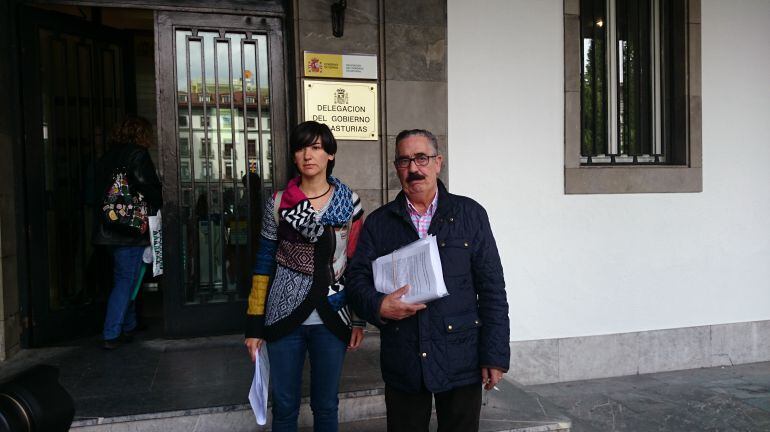 Cristina y Manuel López, familiares de los navegantes desaparecidos ante la Delegación de Gobierno de Asturias, donde entregaron 9.000 firmas para exigir a los Ministerios de Defensa y Exteriores que reactiven la búsqueda de Emilio y Alejandro López.