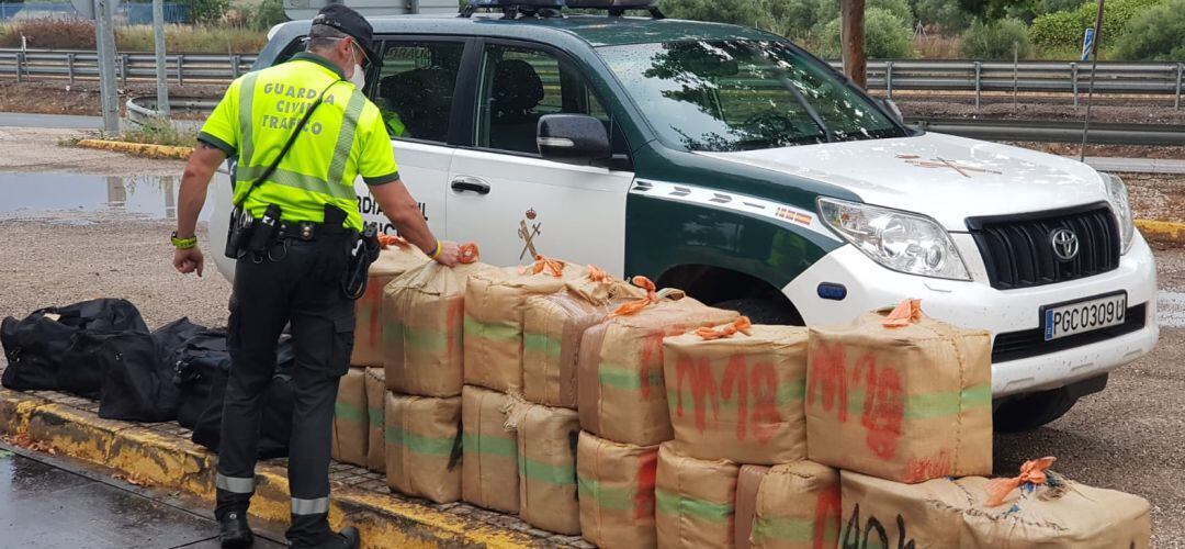 Hachís intervenido por la Guardia Civil.