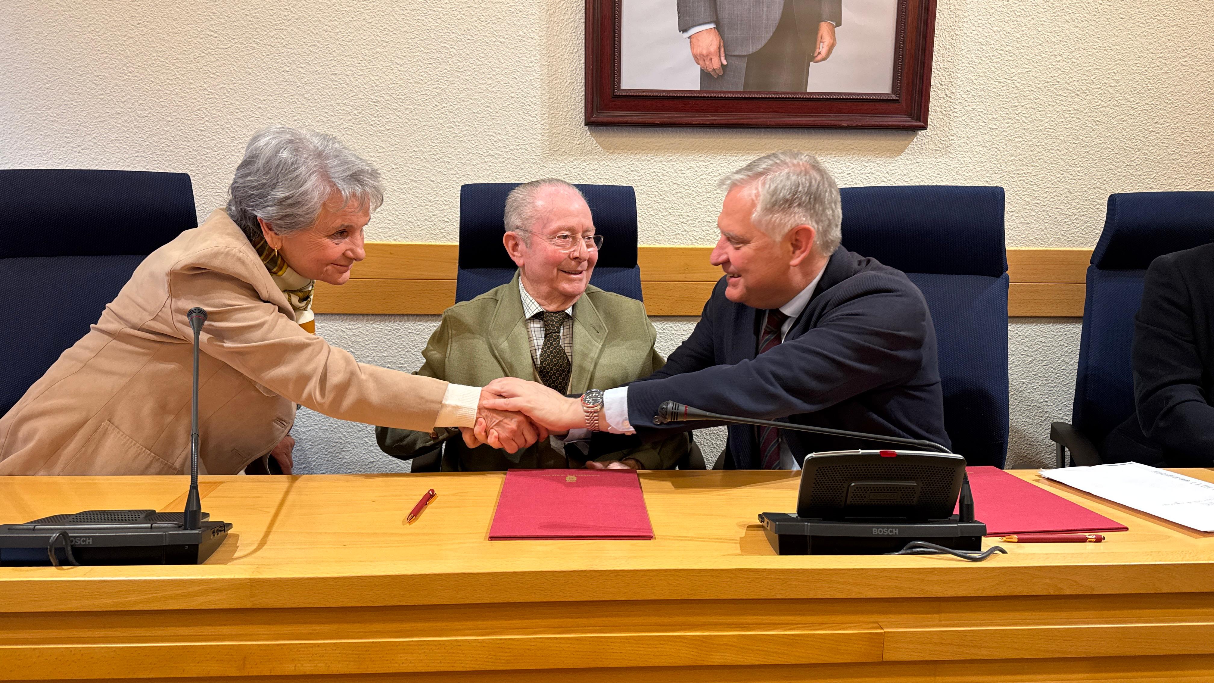 El alcalde de Ciudad Real, Francisco Cañizares, y Rafael Ayala, como representante de la familia propietaria, han firmado el acuerdo