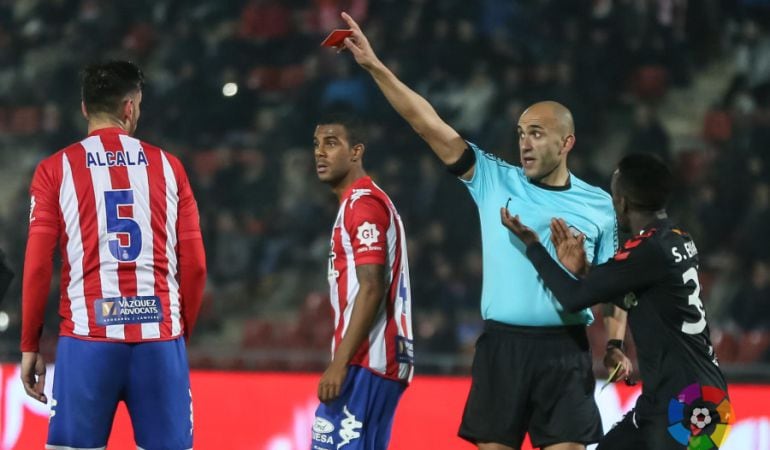 Stephane Emaná demana explicacions a l&#039;àrbitre després de ser expulsat.