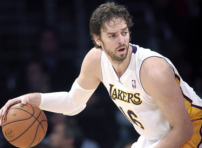 Pau Gasol, con la pelota, durante un partido con Los Lakers