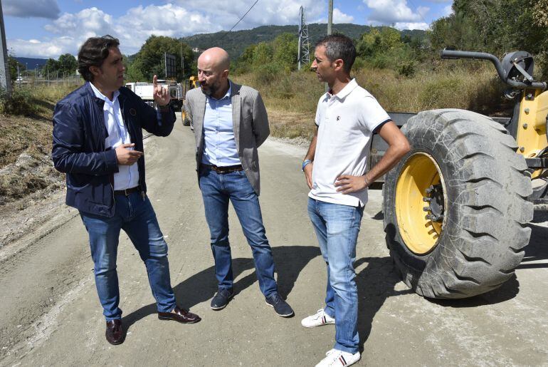 Jorge Pumar (izqda), José Araújo (centro) y Pablo Pérez (dcha) durante la visita a las obras